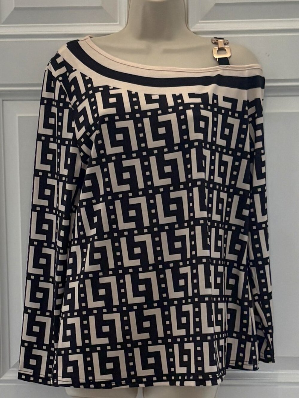 NEW Off Shoulder Black/Cream Top w/Double Link Chain